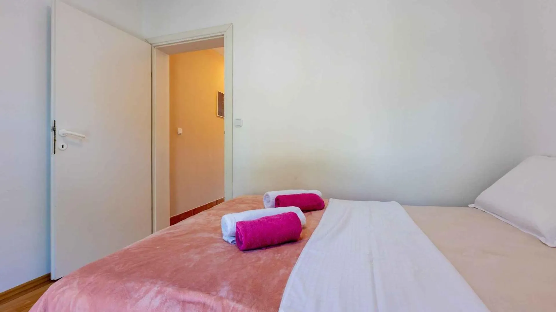 Apartment In Selce 42955